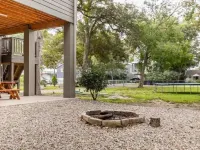 McQueeney Tree-House near lake マックイーニーのホテル