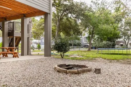 McQueeney Tree-House near lake