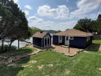 Wet Feet Retreat! Lake front cabin in quiet cove.