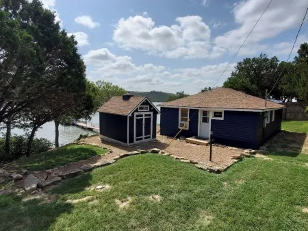 Wet Feet Retreat! Lake front cabin in quiet cove.