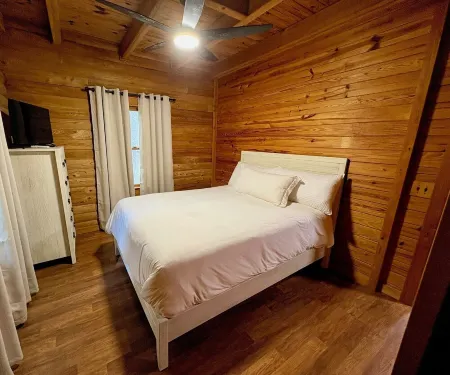 Cozy Log Cabin Retreat on the Santa Fe River – Nature, Kayaking & Relaxation!