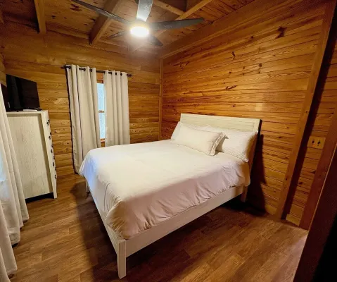 Cozy Log Cabin Retreat on the Santa Fe River – Nature, Kayaking & Relaxation!