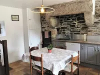 Cottage in the heart of the village of Kerascoët. Hotels in Nevez