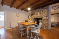 Charming cottage in Glenlivet on the edge of the Cairngorms National Park. Hotels in Ballindalloch
