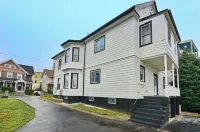 Boston Luxury Home, Free parking, 5 mins to the Casino, 10 minutes to airport. Hotels in Everett