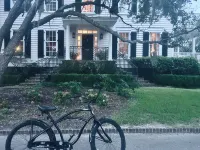 Highly Recommended Historic District Getaway-Walk or Bike Everywhere! Hotel dekat Spanish Moss Trail Train Depot