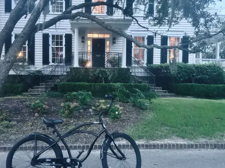 Discounted! Highly Recommended Historic District Getaway-Walk Everywhere! Отели рядом с достопримечательностью «Spanish Moss Trail Train Depot»