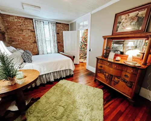 The Loft @ Studio115 a Charming Stay, Sleeps 6, in Downtown Bainbridge, GA Hotels in Bainbridge