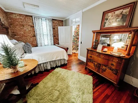 The Loft @ Studio115 a Charming Stay, Sleeps 6, in Downtown Bainbridge, GA Отели в г. Бейнбридж