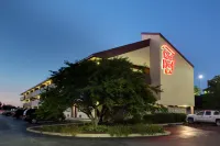 Red Roof Inn St Louis - Westport/ Maryland Heights - Parkplatz