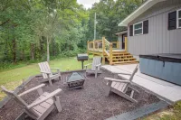 Close to Nickajack Lake! Serene Retreat w/ Hot Tub - parking