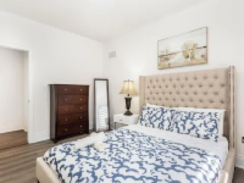 Grand Villa near Burlington 해밀턴 호텔