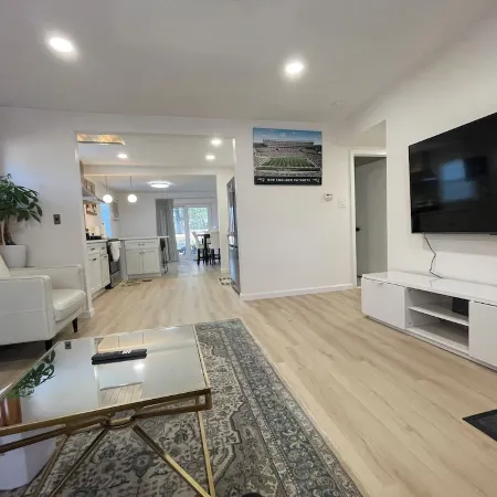 Newly Renovated Luxury 3-Bed 2-Bath Home with Easy Airport Access