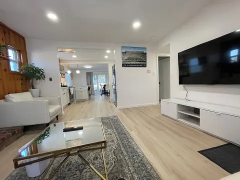 Newly Renovated Luxury 3-Bed 2-Bath Home with Easy Airport Access