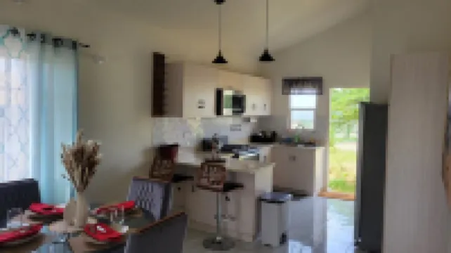 Charming 2-bedroom house with WiFi, AC in pleasant Discovery Bay Hoteles en Discovery Bay