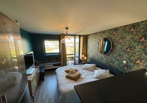 Apartment with sea view, 5 minutes' walk from the beach.