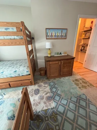 NEW! Charming Cottage, Pet friendly, Hot tub, Dock & Pool Access-2 mi to Beach Отели в г. Ошен Вью