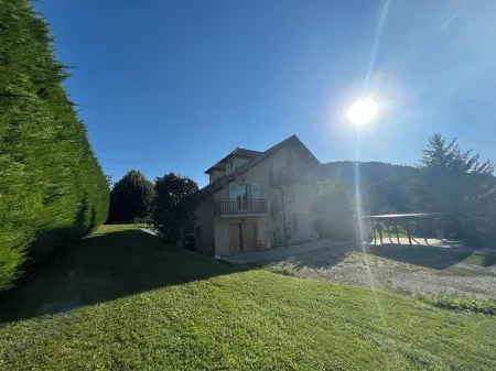 Superbly equipped, self-contained apartment in a quiet location close to the town center.