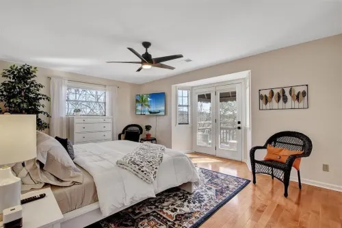 Stylish 3/2 Home • Boat Slip • Lake Access • Lake View! King Beds • Central Loc