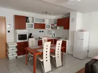 Schönes Apartment mit 3 Schlafzimmer und Pool Mitbenutzung فنادق في Opcina Liznjan