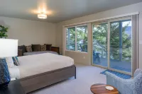 Private Beach, Expansive Decks and Chef's Kitchen - Stunning Coastal Retreat