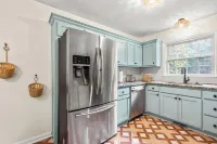 Spacious 4-bedroom house with Fenced-In backyard near UNC and Chapel Hill Hotels in Carrboro