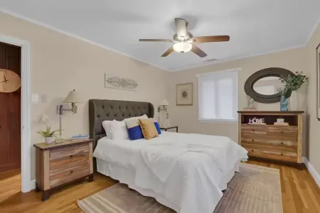 Luxury 3-bedroom cabin in tranquil East Cobb Отели в г. Восток Кобб