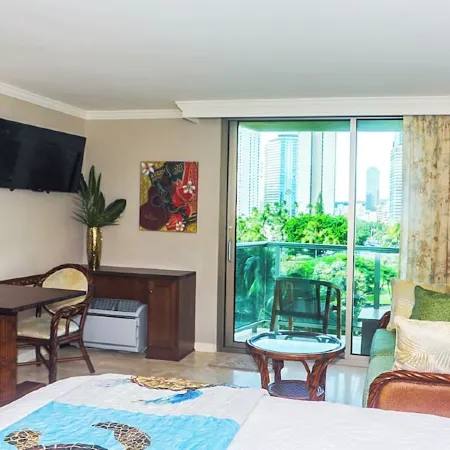 Unique Chic Hotel with pool, WiFi, gym & AC in world-class Waikiki, Hawaii.