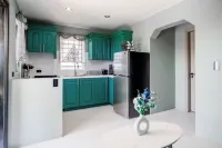 LeLuxe Cedar Valley Suite A Hotels in Osbourn