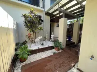 Tranquil Bali-Style 4 br lux beachside townhouse with own pool Các khách sạn ở Clifton Beach