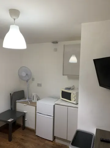 Beautiful one room suite close to coventry city centre with free parking