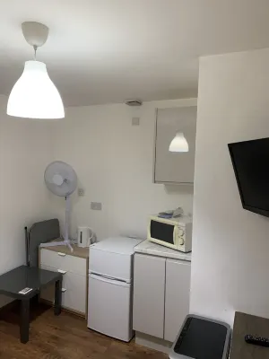 Beautiful one room suite close to coventry city centre with free parking