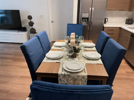 Lux 2BD condo with pool, gym, hot tube, barbecue, free parking