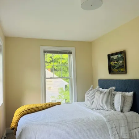 Lush Coastal Downtown Home - Beaches & Shopping