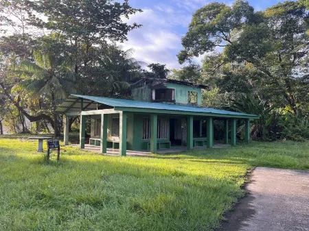 House Of Rainbow an ideal space just 5 min from Tortuguero town.