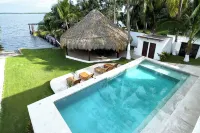 Casa Xchel in front of the bay, pool, jacuzzi and deck.