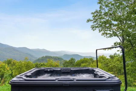 Stunning modern cabin with breathtaking views of Maggie valley