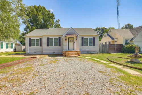 Walk Downtown: Home w/ Yard in Clarksdale - Parking