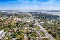 Private fenced in pool home Hotels in Ellenton