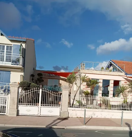 Maison Face à la mer Отели в г. Шателайон-Плаж