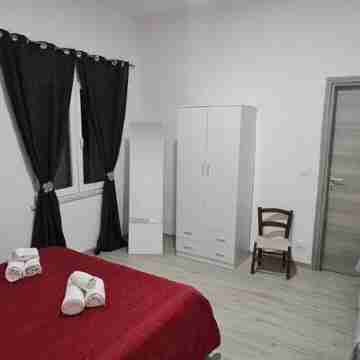 Renovated two-bedroom apartment, parking space, by the sea. Rooms