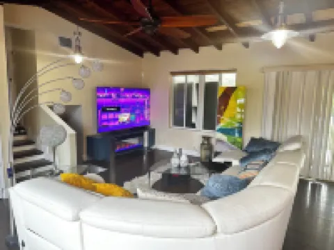 Charming 2-bedroom apartment with AC, WiFi in nice Oakland Park