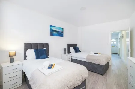 Contractor Haven, Sleeps up to 14, WIFI, Parking x 2, Garden, Central location