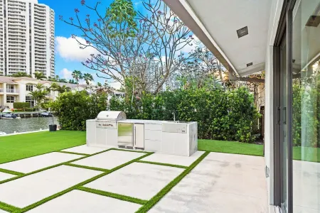 5-bedroom Water Front Villa In Hallandale Beach With Yacht Pick Up In Backyard