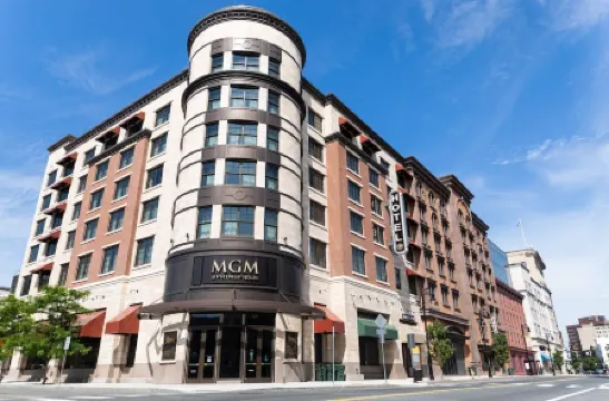 Chic & Serene 4 Bed Apt w/ Wi-Fi