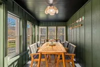 Charming 4-bedroom house with HOT TUB, SAUNA and Play Area in Newfoundland