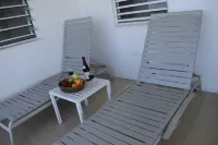 Charming 1-bedroom villa in wonderful South Hill with AC, WiFi Hotels in George Hill