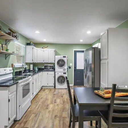 Gator Getaway - Charming 2-bedroom cottage with WiFi, AC in delightful Anahuac.