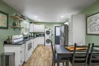 Gator Getaway - Charming 2-bedroom cottage with WiFi, AC in delightful Anahuac.