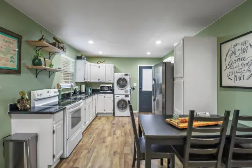 Gator Getaway - Charming 2-bedroom cottage with WiFi, AC in delightful Anahuac.